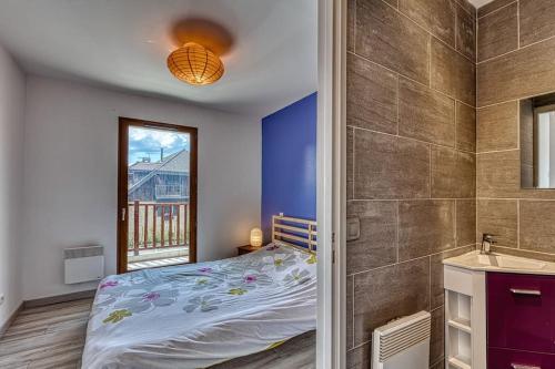 ein Schlafzimmer mit einem Bett und ein Bad mit einem Fenster in der Unterkunft Charmant Appartement Lac d'Annecy / Ski - 6 Pers in Menthon-Saint-Bernard