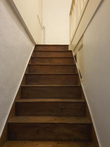 a staircase with wooden steps in a building at Maison d'hôtes du Faubourg Charrault Saint Maixent L'Ecole in Saint-Maixent-lʼÉcole