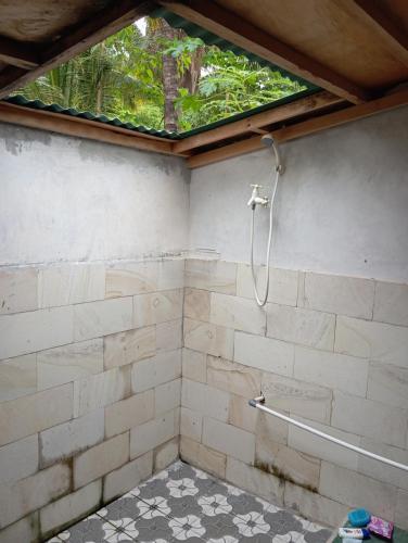 Bilik mandi di BALE LANGGAK COTTAGES