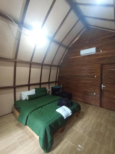 Katil atau katil-katil dalam bilik di BALE LANGGAK COTTAGES
