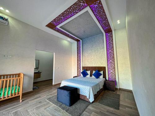 Dormitorio con cama con marco púrpura en Agafay villa, en Marrakech