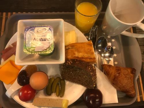 - un plateau avec une assiette de nourriture composée d'œufs, de pain et de fruits dans l'établissement L'abri la Vall, à Sorède