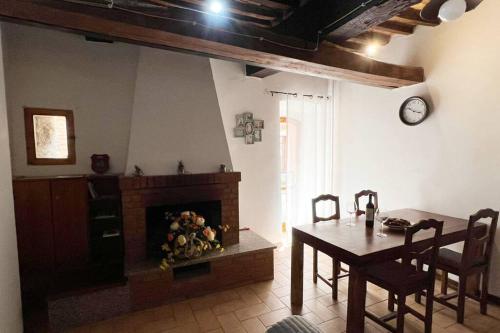 - un salon avec une table et une cheminée dans l'établissement L'angolo del Barbacane, à Terricciola