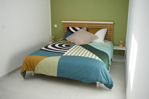 une chambre avec un lit avec des oreillers dessus dans l'établissement Petite maison - Porto-Vecchio, à Porto-Vecchio