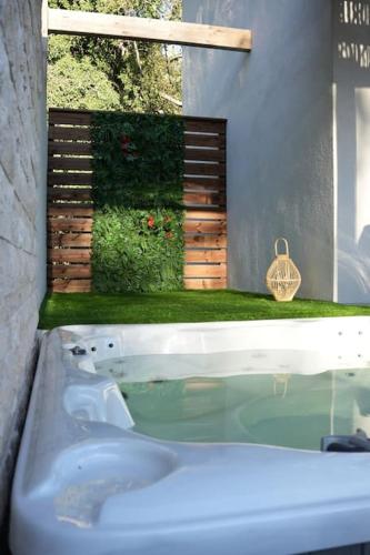 d'une baignoire avec lavabo et d'une fenêtre. dans l'établissement Petite maison - Porto-Vecchio, à Porto-Vecchio