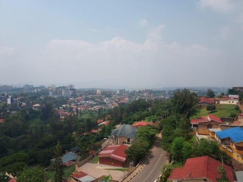 uma vista aérea de uma cidade com uma estrada e casas em Prince Studio @ Twiga House em Kigali