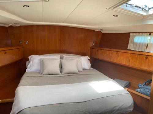 ein großes Bett auf der Rückseite eines Bootes in der Unterkunft Jeanneau Sun Odyssey 54 DS LULU’ in Nydri
