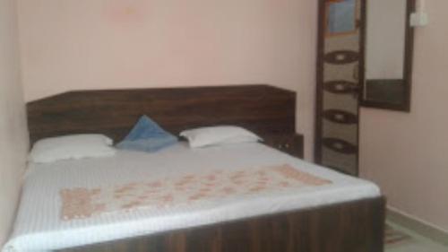 Cama o camas de una habitación en Prince Tourist Lodge,Fatehpur Sikri