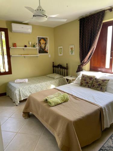 Tempat tidur dalam kamar di Quarto próximo a Guarajuba