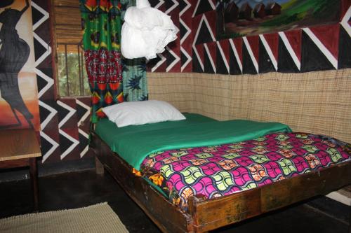 Ένα ή περισσότερα κρεβάτια σε δωμάτιο στο Red Rocks Rwanda - Campsite & Guesthouse