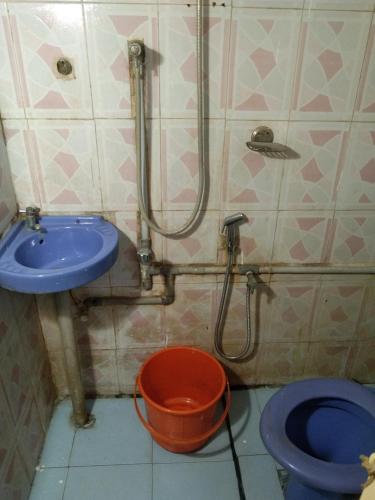 y baño con lavabo, aseo y ducha. en C. L Inn, en Kochi