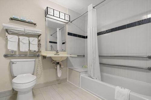 La salle de bains est pourvue de toilettes, d'un lavabo et d'une douche. dans l'établissement Quality Inn Sarasota I-75, à Sarasota