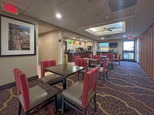 een restaurant met tafels en stoelen en een bar bij Quality Inn Perryville I-55 in Perryville