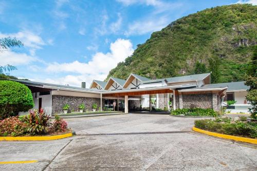 um edifício com uma montanha ao fundo em Hotel Bambito By Faranda Boutique, a member of Radisson Individuals em Cerro Punta