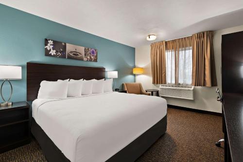 ケルソーにあるSleep Inn Kelso Longviewの大きなベッドと窓が備わるホテルルームです。