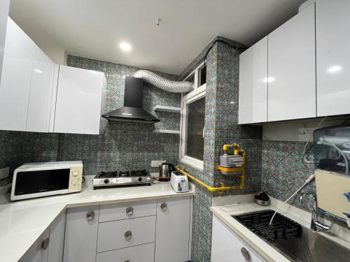 Kuchyň nebo kuchyňský kout v ubytování Fully Furnished Comfortable Rooms in Hauz Khas - Woodpecker Apartments