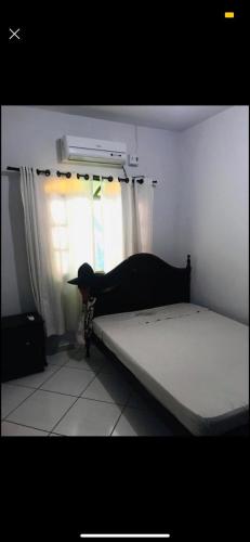 - une chambre avec un lit et une fenêtre dans l'établissement Casa em Zimbros - DISPONÍVEL CARNAVAL, à Bombinhas