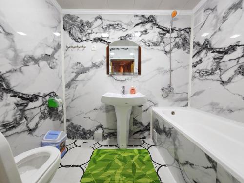 y baño en blanco y negro con lavabo y bañera. en Samani Bukhara, en Bukhara