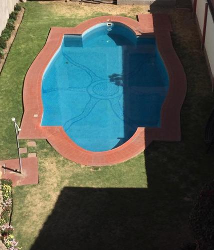 Cómoda Suite + piscina في كوتشابامبا: اطلالة علوية على مسبح في ساحة