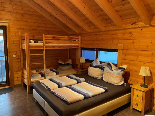 a bedroom with bunk beds in a log cabin at Gästehaus Carpe Diem in Kappel-Grafenhausen