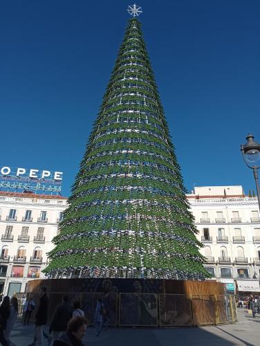 een grote kerstboom voor een gebouw bij CONCH in Puerto Calero