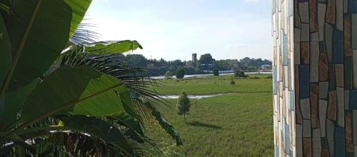 uma vista para um campo verde com um edifício em MJ Nakksh em Port Blair