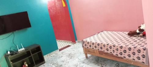 sypialnia z łóżkiem z pluszowym misiem w obiekcie MJ Nakksh w mieście Port Blair