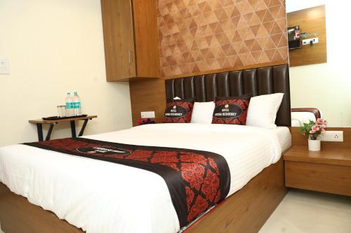 Hotel Yuvika Residencyにあるベッド