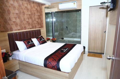 Hotel Yuvika Residencyにあるベッド