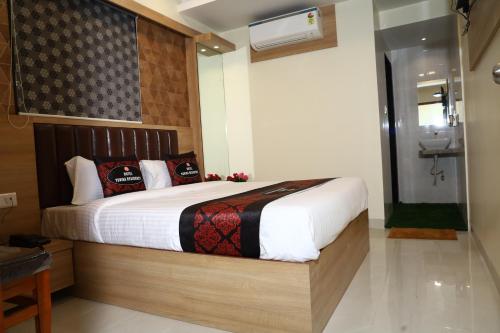 Hotel Yuvika Residencyにあるベッド