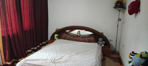 サラエボにあるFenixのベッドルーム1室(木製ヘッドボード付きのベッド1台付)