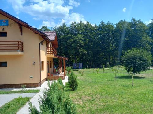 una casa en medio de un campo en Pensiunea Inima Daciei, en Costeşti