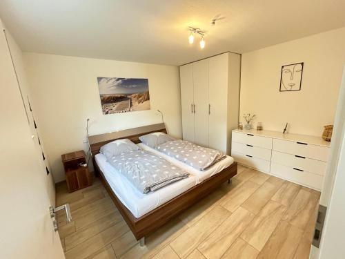 ein Schlafzimmer mit einem Bett und einer Kommode in der Unterkunft 2 Zimmer Traum NEU in BFH nähe Audi Lidl für 1-2 Personen in Bad Friedrichshall