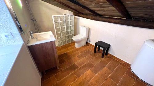 a bathroom with a toilet and a sink at Estudio o Apartamento Toni in Alcalá del Júcar
