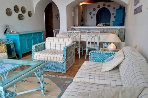 sala de estar con sofá, sillas y mesa en Villa con meravigliosa vista mare Casa Vacanza R23122 Domina Coral Bay appartamento, en Sharm El Sheikh