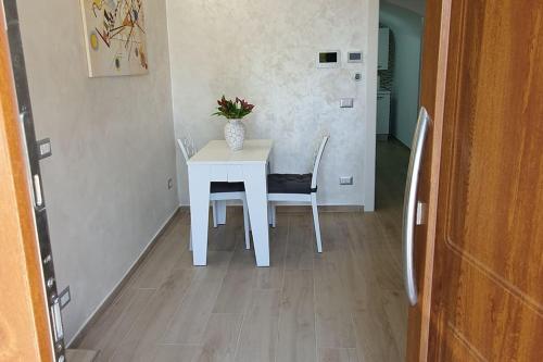 a white table with a vase on it in a room at alloggio belvedere & relax in Macchia Valfortore