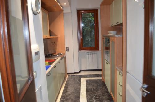eine Küche mit orangefarbenen Wänden und weißen Schränken in der Unterkunft Andrew’s House in Ortona