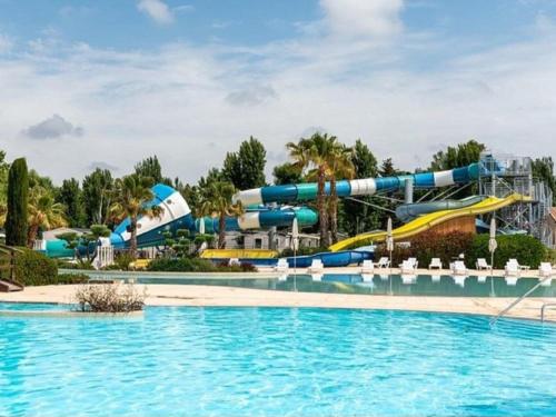 un parc aquatique dans un complexe hôtelier avec un toboggan aquatique dans l'établissement Mobilhome La Carabasse ****, à Vias