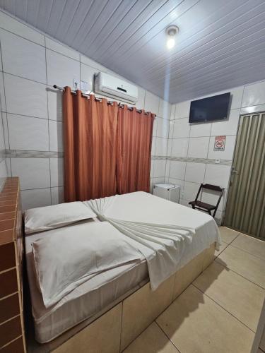 a bedroom with a bed in a room at Arahra Hotel in Aparecida de Goiânia