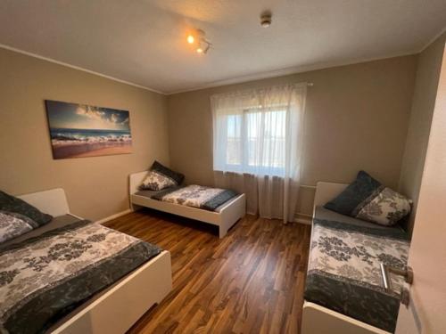 ein kleines Zimmer mit 2 Betten und einem Fenster in der Unterkunft Roxy Ferienwohnung in Rodenbach