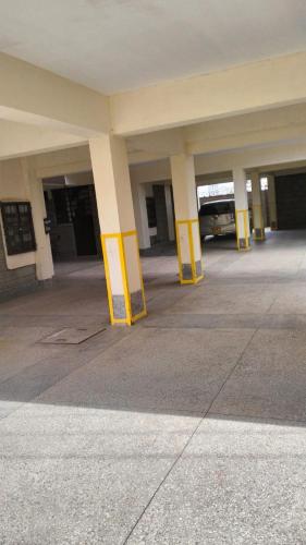 een lege parkeerplaats met gele borden in een gebouw bij Elegant studio stays in Kitengela 