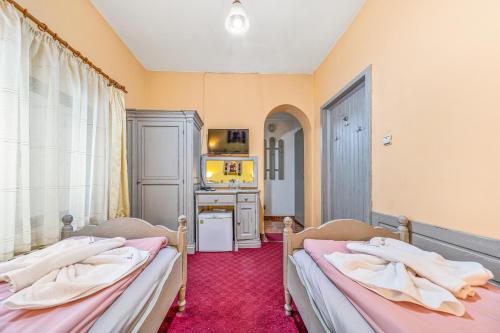 a room with two beds and a kitchen in it at House Shiligarnika in Bansko