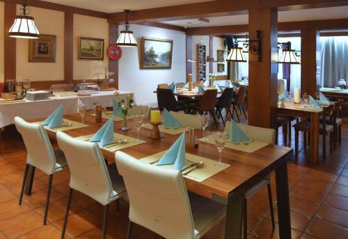 comedor con mesa y algunas sillas en Hotel-Restaurant Zum Goldenen Stern, en Großalmerode