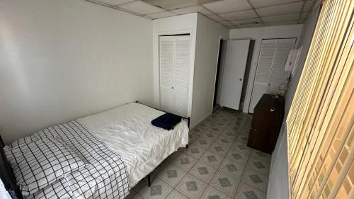 Säng eller sängar i ett rum på Easy Hostel