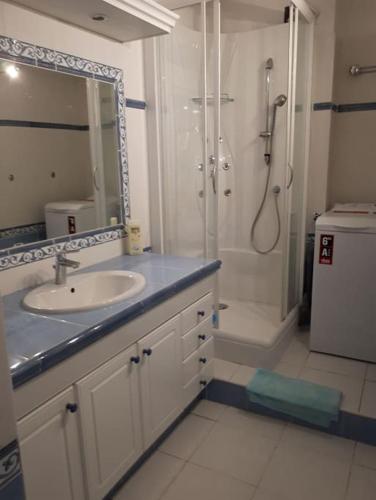 une salle de bain avec un lavabo, une douche et une baignoire dans l'établissement T3 sur la plage vue féerique mer,wifi, parking inclus , clim, à La Ciotat