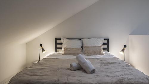 une chambre avec un grand lit avec deux lampes dans l'établissement Smart Confort 10 - Appartement confort et stylé, à Troyes