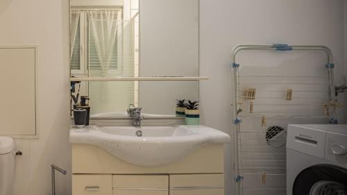 a bathroom with a sink and a mirror at Smart Confort 10 - Appartement confort et stylé in Troyes