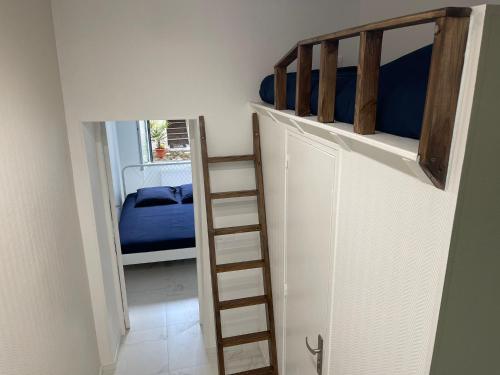 a small room with a bunk bed and a ladder at Appartement cosy aux portes de Paris in Alfortville