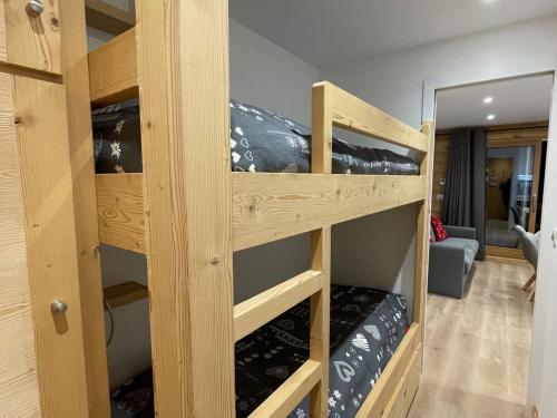 Cette chambre dispose de lits superposés et de bouteilles de vin. dans l'établissement Studio cosy 4 pers, rénové 2023, au pied des pistes et commerces à Méribel Mottaret - FR-1-411-382, à Les Allues