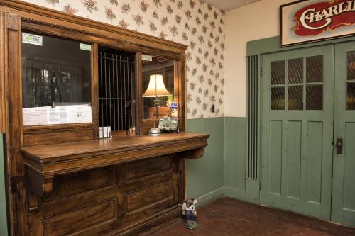 een houten bar in een kamer met een raam bij Pine Lodge in Bristol